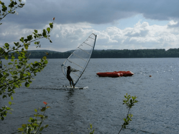 Planche à voile sport activital lac des settons