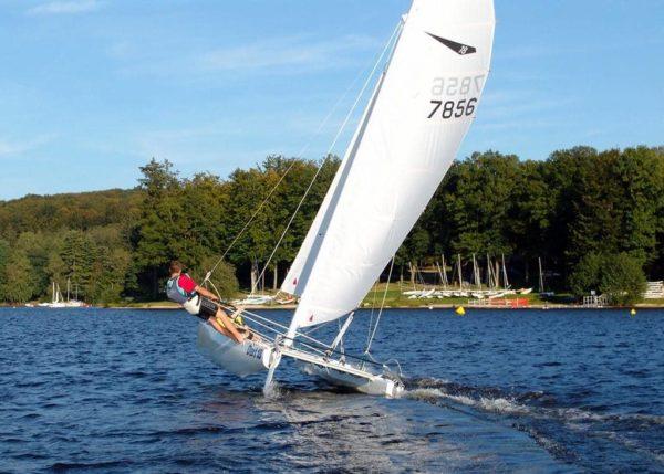 catamaran sur le lac des settons avec activital