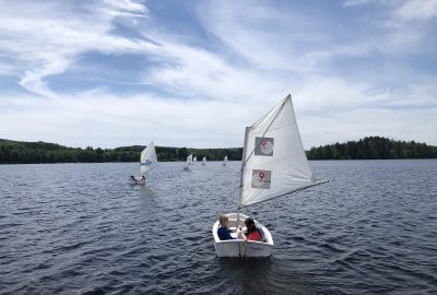 Petit bateau « Optimist » sur le lac des Settons, Morvan