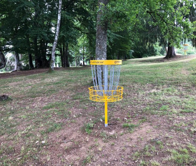 Activité de Disc Golf au domaine Activital, lac des Settons
