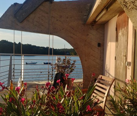 Hébergement suspendu à vue panoramique au dessus du lac des Settons, Morvan