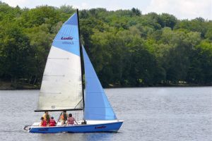 Location de voilier pour une balade sur le lac des Settons, Morvan