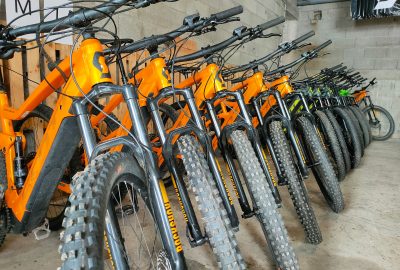 Location de VTT à assistance électrique sur le lac des Settons